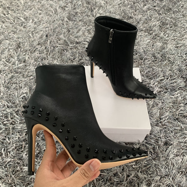 Botas Martin Gris Ante con Remaches Punta Afilada Cierre Lateral Estilo Británico