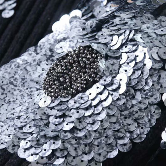 Suéter Negro Holgado con Cuello Alto y Flores de Lentejuelas - Image 3