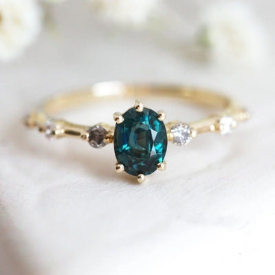 Anillo Dorado con Incrustación de Esmeralda - Image 3