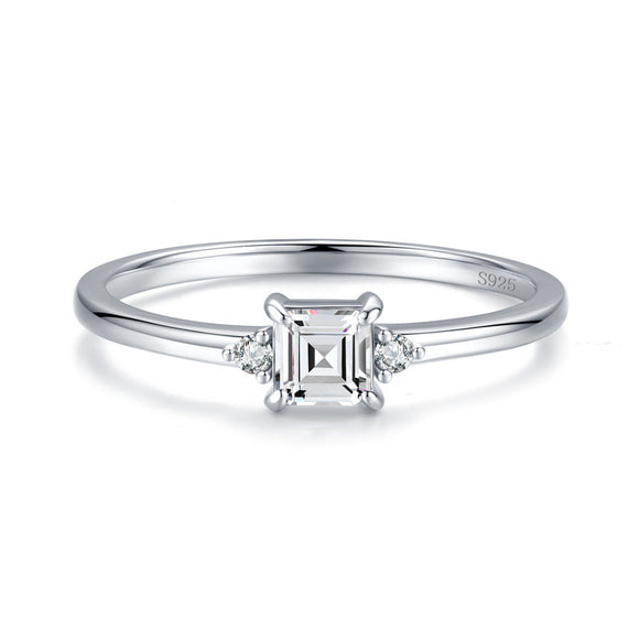 Anillo de Plata Esterlina con Circonita Cuadrada y Detalles Dulces