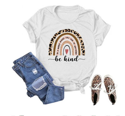 Playera BE KIND Estampado Carta Manga Corta - Image 3