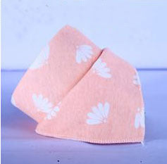 Babero Triangular de Algodón con Diseño Infantil y Doble Botón - Image 4