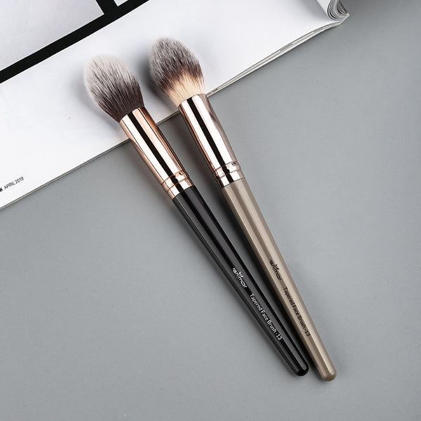 Brocha de Maquillaje de Fibra Sintética con Acabado Alto Brillo