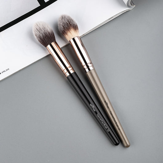 Brocha de Maquillaje de Fibra Sintética con Acabado Alto Brillo