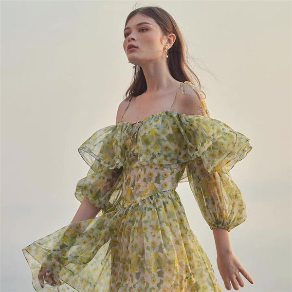 Vestido Navideño Floral con Volantes y Corte Ajustado