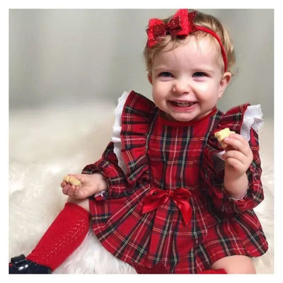 Traje Infantil Cuadros Rojos con Moño y Encaje - Image 4