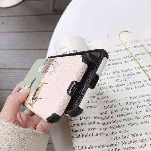 Funda Protectora Anticaídas con Gato en Relieve Estilo Literario - Image 4