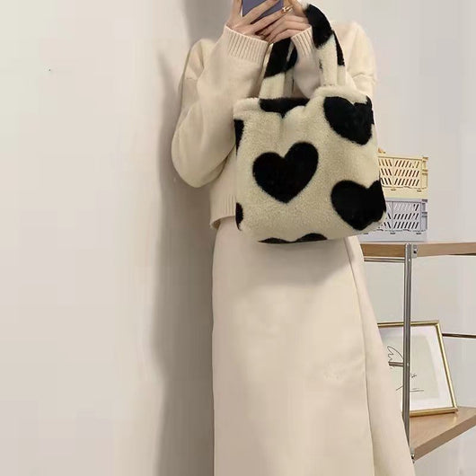 Bolso Peludo de Invierno con Diseño de Corazón Negro - Image 4