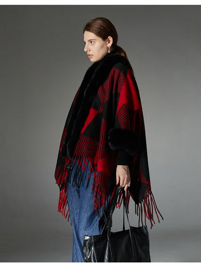 Chal Navideño Rojo con Cuello de Peluche, Diseño Jacquard y Borlas Geométricas - Image 19