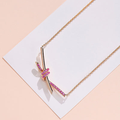Collar Cruz con Diseño de Diamantes y Nudos en Oro Rosa 18K - Image 4