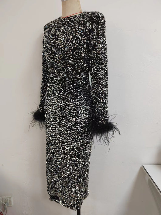 Vestido de Noche Corto con Lentejuelas y Plumas Manga Larga - Image 8