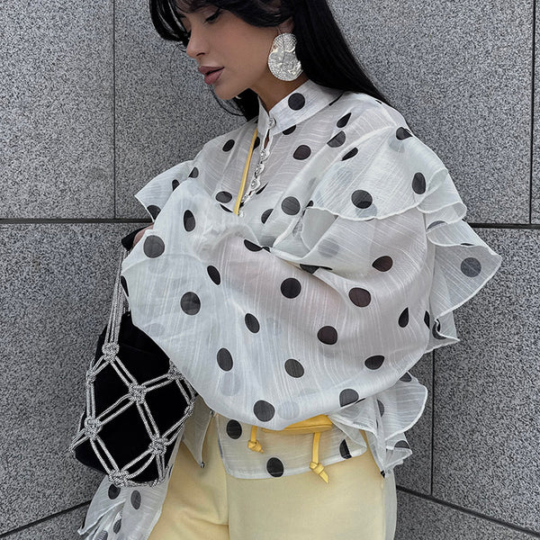 Blusa Elegante con Cuello Alto, Encaje y Lunares