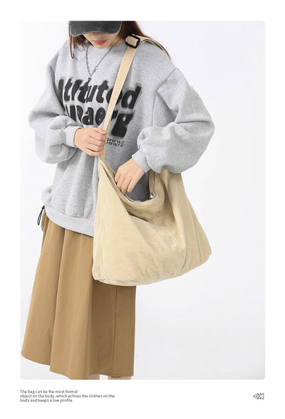 Bolsa Bandolera de Pana Espaciosa Minimalista y Casual - Image 11