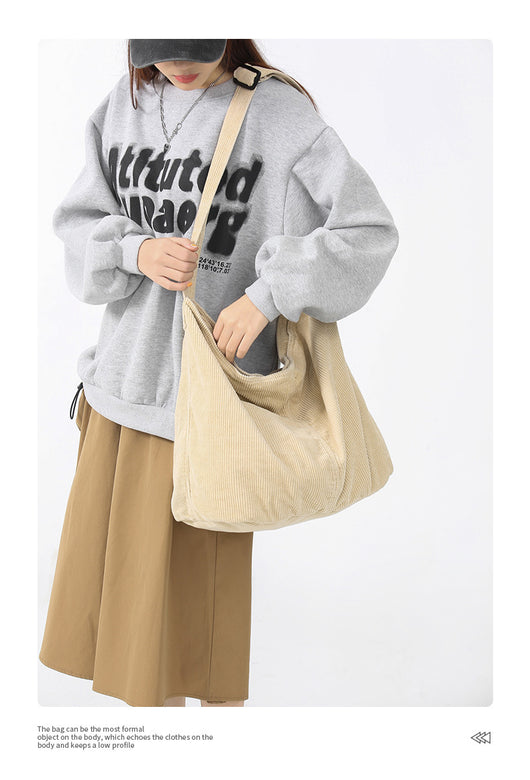 Bolsa Bandolera de Pana Espaciosa Minimalista y Casual - Image 11