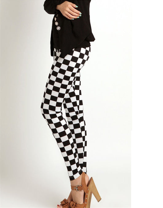 Pantalones Cortos Cuadros Blanco y Negro Estilo Geométrico - Image 11
