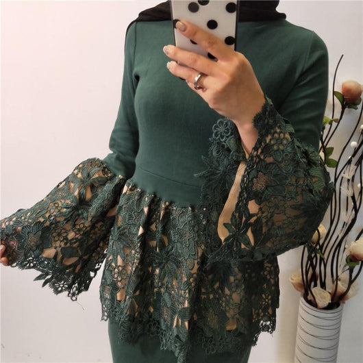 Blusa Elegante Talla Grande con Encaje y Mangas Acampanadas para Mujer - Image 3