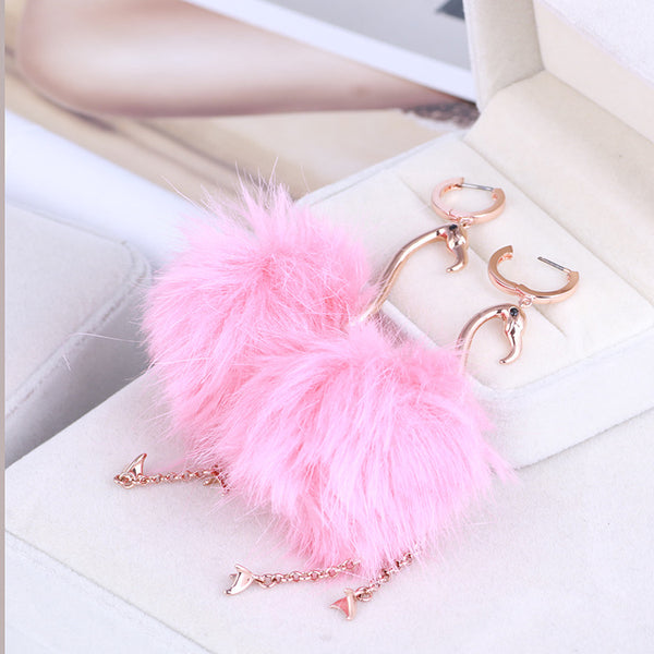 Aretes Flamingo Elegantes con Bola de Pelaje Realista