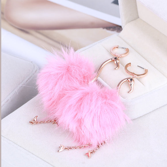 Aretes Flamingo Elegantes con Bola de Pelaje Realista