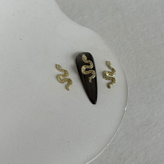 Adorno de Uñas Serpientes Metalizadas con Líneas Finas - Image 6