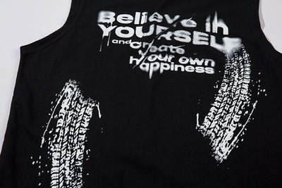 Playera Hombre con Estampa de Letras y Detalle de Chaleco - Image 12
