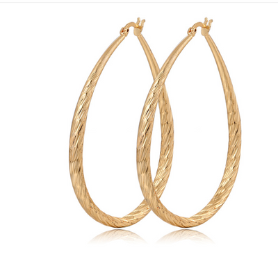 Aretes Dorados en Gota con Textura y Acabado Mate - Image 8