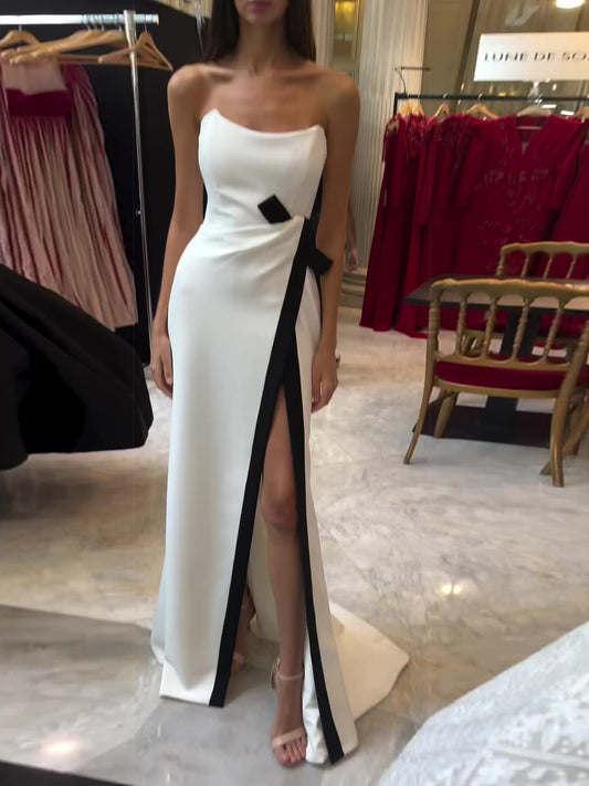 Vestido Negro y Blanco con Abertura Elegante sin Tirantes