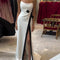 Vestido Negro y Blanco con Abertura Elegante sin Tirantes