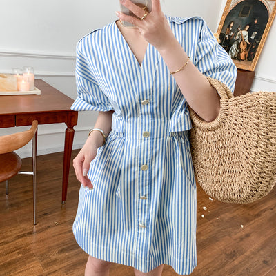 Vestido Camisero Retro Marinero con Cuello V y Rayas Desestructuradas