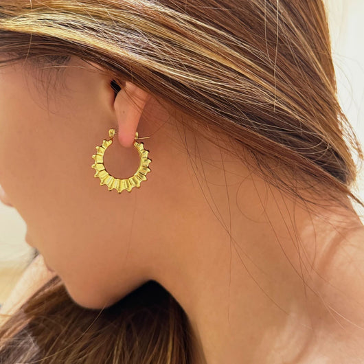 Aretes Vintage de Acero Titanio Chapado en Oro 18K con Diseño de Engranaje - Image 11