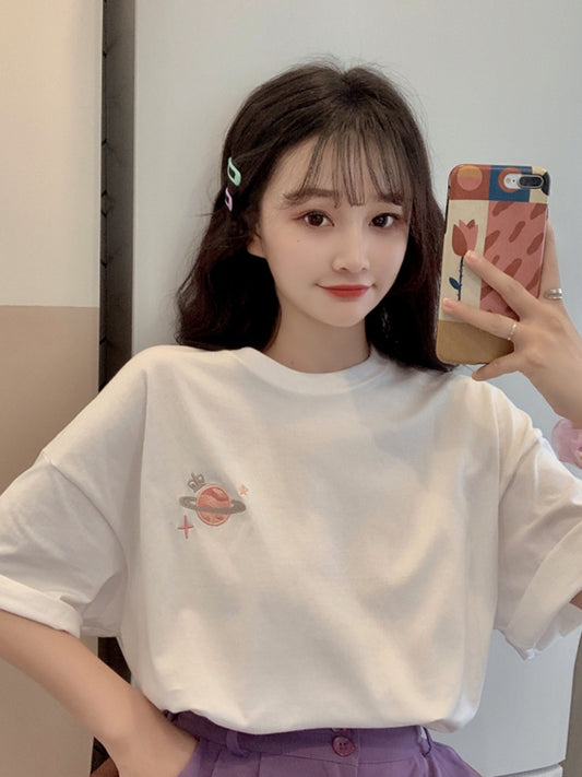 Playera Suelta con Estampado Bordado de Manga Corta
