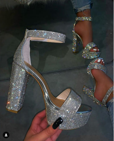 Sandalias con tacón cuadrado y detalles de cristales - Image 9