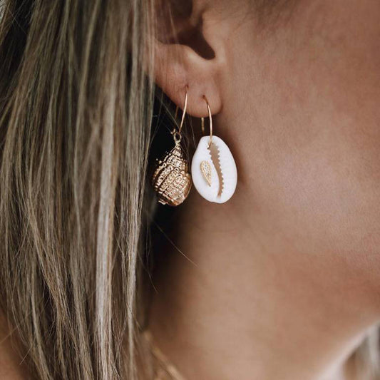 Aretes Bohemios Dorados con Perlas y Borlas de Concha Natural