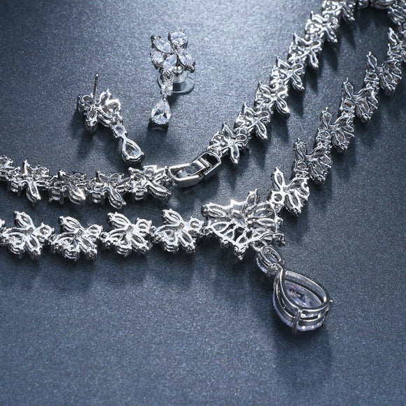Conjunto de Collar y Aretes de Circón Brillante
