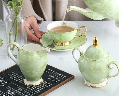 Juego de Café Minimalista en Porcelana Ósea con Filete Dorado - Image 12