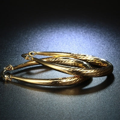 Aretes Dorados en Gota con Textura y Acabado Mate - Image 13