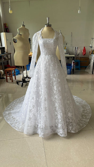 Vestido de Novia Largo con Mangas Bordadas y Cola - Image 10