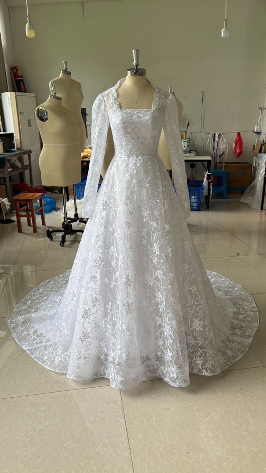 Vestido de Novia Largo con Mangas Bordadas y Cola - Image 10
