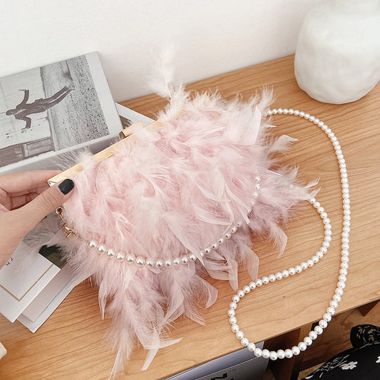 Bolso Diagonal con Cadena de Plumas y Perlas