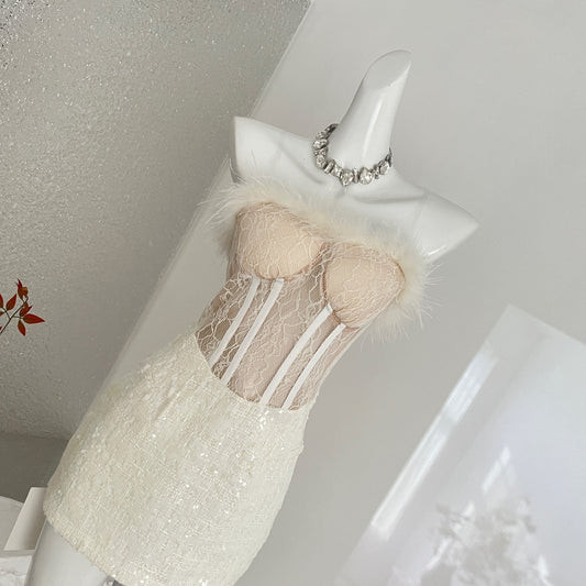 Vestido Bodycon Strapless con Detalles de Encaje y Pelaje - Minivestido Elegante para Fiestas