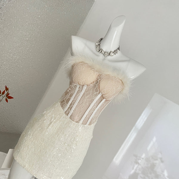 Vestido Bodycon Strapless con Detalles de Encaje y Pelaje - Minivestido Elegante para Fiestas
