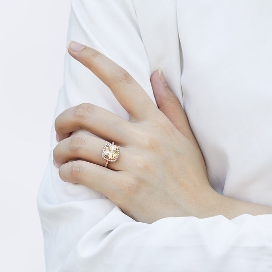Anillo de Boda Oro Rosa con Diseño Minimalista y Detalle Exagerado de Rosa - Image 7