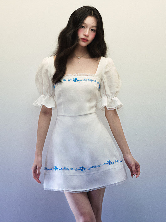 Vestido de Lino Blanco con Bordado Azul y Cuello Generoso - Manga Corta Verano - Image 5