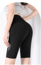 Leggins Shark para Mujer: Shorts Ajustados de Tres Cuartos en Negro para Ciclismo - Image 4