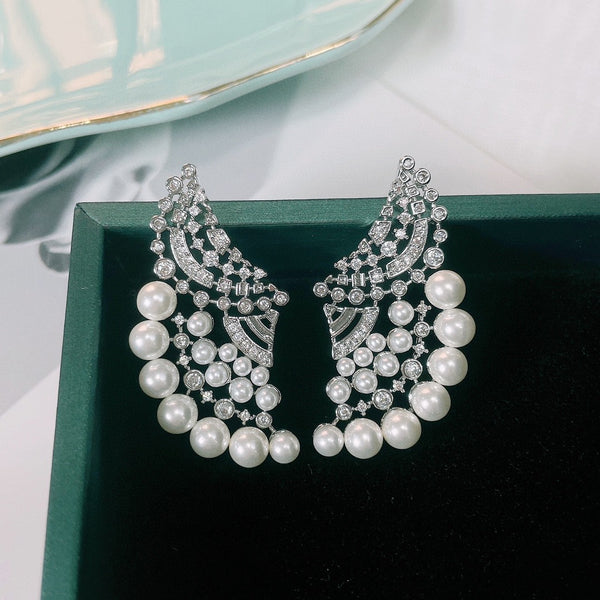 Aretes de Perla Elegantes con Zirconia y Diseño Ondulado