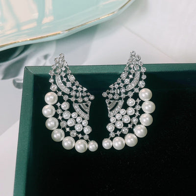 Aretes de Perla Elegantes con Zirconia y Diseño Ondulado - Image 2