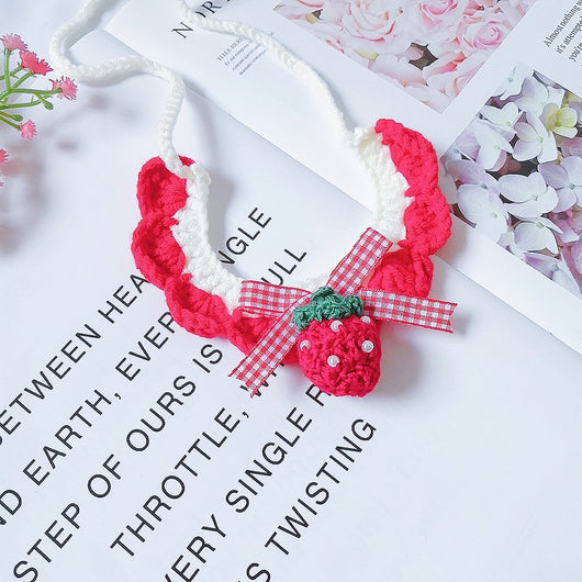 Collar Babero de Lana Tejida con Fresas para Mascota (Perro y Gato) - Image 9