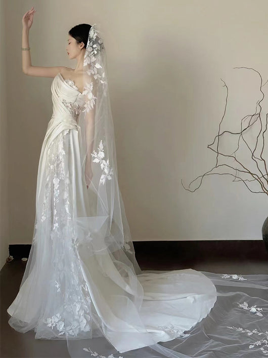 Vestido de Novia Sirena con Escote Tubo y Velo de Encaje Satinado - Image 6