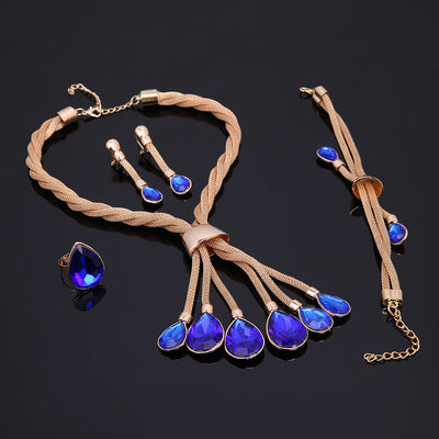 Conjunto de Joyería Dorada de Cuatro Piezas: Collar y Aretes - Image 5