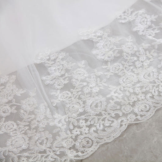 Vestido de Novia Blanco Elegante con Encaje, Cuello en V y Cola Larga - Image 7