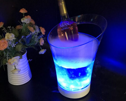 Cubo de Hielo Portátil con Carga LED y Luz Intermitente - Image 10